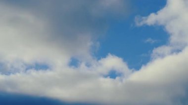 4K 59,94 fps Sinema Zamanı Yumuşak Beyaz Bulutlar Mavi Gökyüzünde Sola Sürükleniyor
