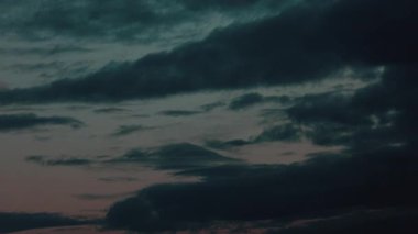 4K 59,94 Timelapse: Ağır Bulutlar Belirsiz Alacakaranlık Ufkusu Olarak Toplam Gece Vakti
