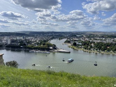 Coblenz şehir manzarası Almanların nehir tekneleri ve teleferiklerle birleştiğini gösteriyor.