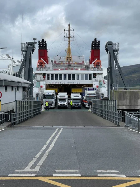 İskoç rıhtımında birden fazla kargo kamyonu yüklenen feribottan büyük bir dönüş.