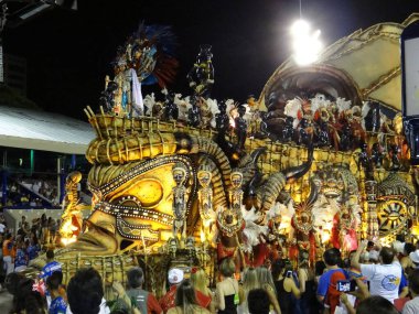 Rio Karnavalı 'nın heyecanını hisset! Göz kamaştırıcı bir geçit töreni, Brezilya kültürünün ruhunu gece hayata döndüren renk ve enerjiyle göz kamaştırıyor..