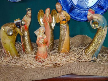 Meryem, Yusuf, melekler ve hayvanların samanla kaplı bir tabanda şekillendirilmiş doğum sahnesi..