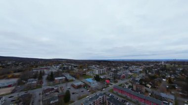 Sarı sonbahar yaprakları ve sakin atmosfer ile çevrili sakin banliyö caddesi üzerinde huzurlu FPV insansız hava aracı uçuşu.