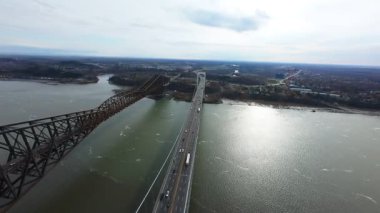 Otoyolda gün batımı sürücüsü