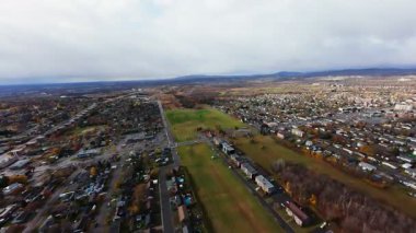 FPV İHA kırsal kesimde güneş ışığının delici bulutlarının sinematik ışınlarını yakalıyor