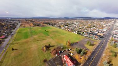 FPV drone yağmurdan önce sinematik ışık ve yumuşak bulutlarla altın manzarayı yakalar