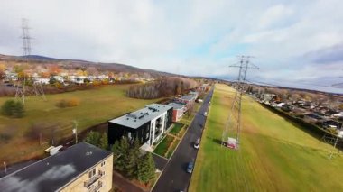 FPV İHA bulutlu sinematik ışık altında kırsal yollarda ve elektrik hatlarında uçuyor