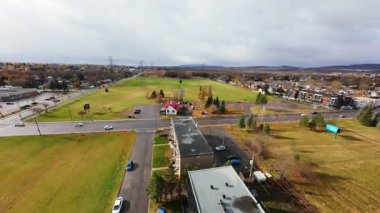 FPV insansız hava aracı yağmurdan önce bulutlu ışık altında sinemanın kırsal yollarını ve arabaları yakalıyor