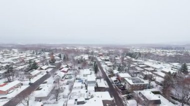 Kış atmosferi ve ince sisli karlı Kanada caddesinde zarif bir hava hareketi.