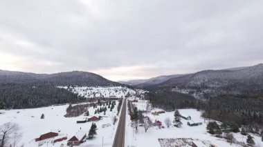 Açık ışıkta sıralanmış katmanlı dağ kar tabakalarını açığa çıkaran havadan yükselme.