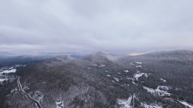 Küçük çıkıntılar ve sığ eğrilerle oluşan karlı desenlerin tepeden aşağı taraması.