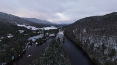 FPV kayan sisle çevrili yüksek karlı bir zirveye doğru yükseliyor..