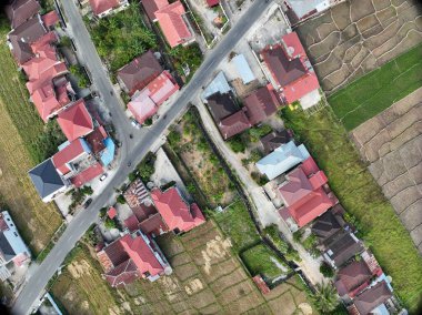 Sungai Penuh, Jambi, Endonezya 'daki tropikal ormanlarla çevrili yamaç manzarası. Highland bölgesinde teraslı arazi kullanımı, yeşil bitki örtüsü ve sürdürülebilir tarım gösteriliyor.