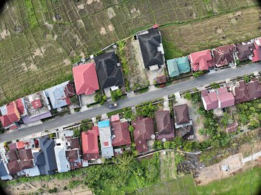 Sungai Penuh, Jambi, Endonezya 'daki tropikal ormanlarla çevrili yamaç manzarası. Highland bölgesinde teraslı arazi kullanımı, yeşil bitki örtüsü ve sürdürülebilir tarım gösteriliyor.