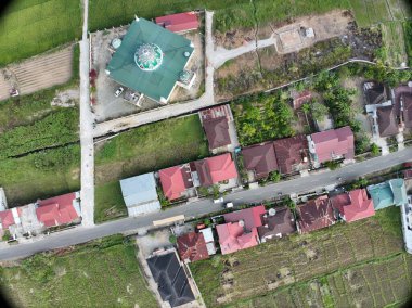 Sungai Penuh, Jambi, Endonezya 'daki tropikal ormanlarla çevrili yamaç manzarası. Highland bölgesinde teraslı arazi kullanımı, yeşil bitki örtüsü ve sürdürülebilir tarım gösteriliyor.