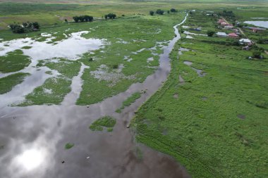 Sungai Penuh, Jambi, Endonezya 'daki tarımsal arazi ve doğal bitki örtüsü örnekleri. Tropikal dağlık bölgede karışık tarım arazisi dokusu, yeşil alanlar ve kırsal araziler gösteriliyor..