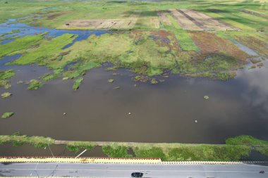 Sungai Penuh, Jambi, Endonezya 'daki kırsal yerleşim ve pirinç tarlalarının havadan görünüşü. Kentsel yayılmayı, tarım arazisi dönüşümünü ve tarım ve konut alanları arasındaki karışık kullanımlı manzarayı gösteriyor.
