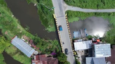 Sungai Penuh, Jambi, Endonezya 'daki tropikal ormanlarla çevrili yamaç manzarası. Highland bölgesinde teraslı arazi kullanımı, yeşil bitki örtüsü ve sürdürülebilir tarım gösteriliyor.