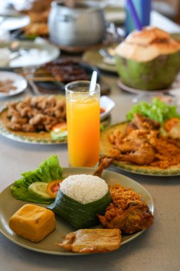 Batı Java Mutfağı: Nasi Timbel ile Ayam Goreng, Ikan Bakar ve Tofu Tempeh.