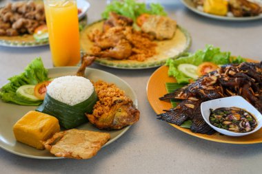 Batı Java Mutfağı: Nasi Timbel ile Ayam Goreng, Ikan Bakar ve Tofu Tempeh.