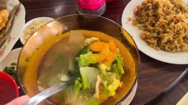 Çin restoranının yemek masası sahnesi Çin Sebze Çorbası, kızarmış erişte, kızarmış tavuklu sarımsak ve dönen ahşap masada kızarmış pirinç..