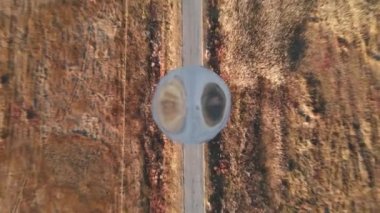 Yağmur damlası yükseklikten yere düşüyor, yukarıdan su damlasının ötesine bakıyor. Fırtına öncesi sessizlik. Uzun süren kuraklıktan sonra uzun zamandır beklenen yağmur mevsimi