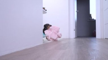 Yaramaz dachshund sahibinin giysileriyle bir paket çaldı ve bozmak için dişlerinin arasına sürükledi. Kötü davranışlar ve evde yalnız bırakılan köpek yetiştirilmesi. İstek üzerine bir şeyler getirmenin pratik numarası..