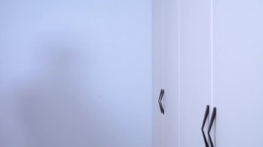 Genç adam işe gidiyor, önemli bir olay ya da sabah yürüyüş için, bu yüzden üstünü değiştirmek için dolaba gitti. Adam komik pembe pijamalarını çıkarıp tişörtünü ve kotunu giydi..