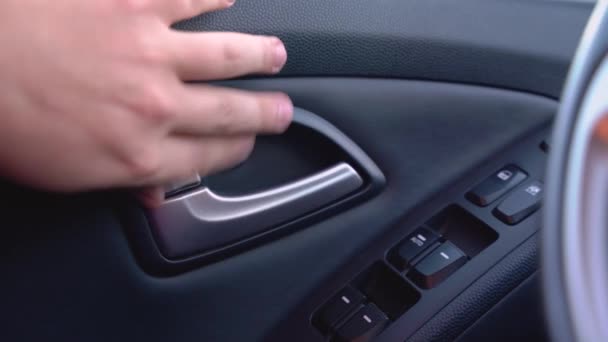 De mens trekt aan de hendel, opent de autodeur en stapt uit, zicht vanuit het voertuig, close-up. Bestuurder voltooide de reis of stopte bij tankstation om te tanken. — Stockvideo