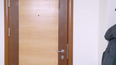 Genç evli çift işten ya da yürüyüşten eve döner ve gülümseyerek çocuk ya da sevgili evcil hayvanla tanışır. Ebeveynler çocuklarını almak için anaokuluna ya da özel okula geldiler.