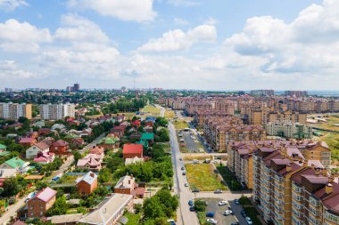 İnsansız hava aracı parkı, binalar ve şehrin yeni yerleşim bölgesi tarafından vuruluyor. Kuş bakışı kentsel manzara.