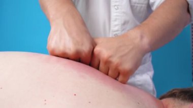 Profesyonel kayropraktik uzmanı yoğun masajlar, yorgun ve ağrıyan sırt ve boyun kasları, yakın çekim. Sağlık ve rehabilitasyon terapisi.