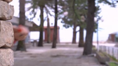 Çivilerinde ucuz kırmızı manikür ve parmaklarında büyük mücevherler olan kadın eli köşeden işaret ediyor, kapat.
