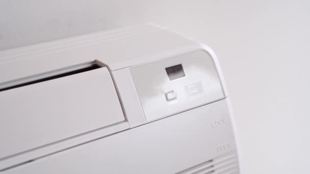 开启设有遥控的冷气机至暖气室 — 图库视频影像