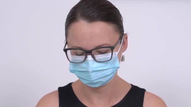 Orolig ung kvinna med glasögon och mask visar termometer — Stockvideo
