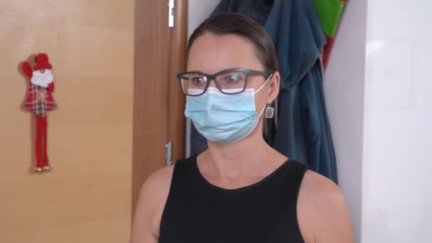 Emotionale Frau mit Brille und Maske zeigt Schlüssel — Stockvideo
