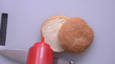 Mutfaktaki sandviçe ketçap dök.