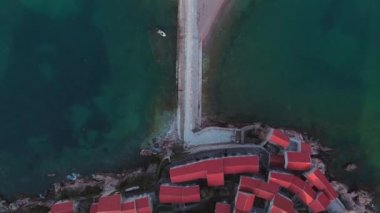 Sveti Stefan, Karadağ. Sveti Stefan adasının yukarıdaki görüntüsü. İnanılmaz turkuaz Adriyatik denizi. Meşhur seyahat yeri