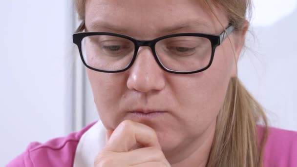 Mujer concentrada mira al tablero de ajedrez y dice Jaque mate — Vídeo de stock