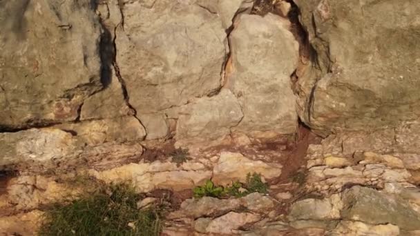 Sombra de avión no tripulado de aterrizaje en la pared de piedra. Gadget se reduce a la tierra y la persona se acerca para recogerlo. Fotografía profesional para publicidad dinámica o blog de viajes — Vídeos de Stock