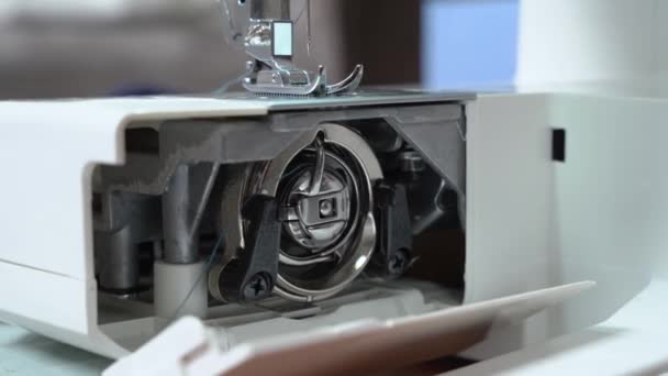 Atölyedeki kırık dikiş makinesi iplikleri çiğniyor — Stok video