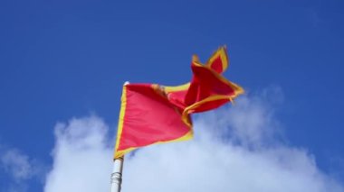 Gökyüzüne karşı çift başlı kartal ile Kızıl Karadağ bayrağı