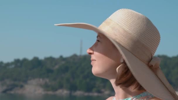 Atrakcyjna kobieta w słomkowym kapeluszu rozgląda się po górach — Wideo stockowe