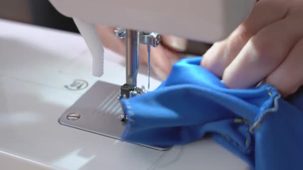 Cucitrice serges bordo di tessuto blu con macchina da cucire — Video Stock
