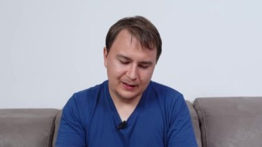 Öğrenci dijital tablet kullanarak araştırma projesi sunar. Profesör online okulda ders veriyor. Karantina sırasında ev işçilerinin video konferansı çağrısı. Koç streams webinar