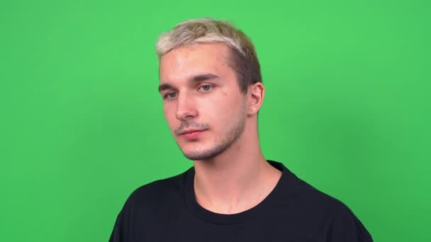 Chlápek s barvenými blond vlasy v černém tričku na chromakey — Stock video