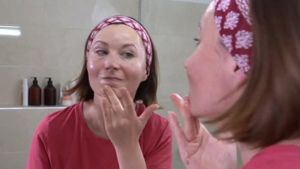 Konsentrasi wanita dewasa membersihkan wajah dengan scrub alami — Stok Video