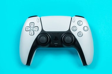 Budva, Karadağ - 16 Mart 2021: Sony 'den yeni ürün, kablosuz beyaz oyun alanı 5 oyun alanı mavi arka planda. en üstteki görünüm.