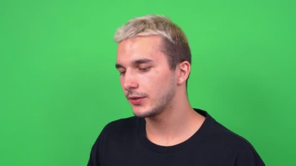 Výrazné vystoupení mladé zpěvačky na castingu pro hudební televizní pořad, chromakey. Mladý muž s problémovou dospívající pleť obličeje smyslně recituje poezii — Stock video