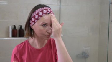 Saç bandıyla çok güzel, maskesini takıyor ya da yüzüne masaj hareketleriyle jöle sürüyor. Cilt temizlemek günlük yüz bakımının en önemli aşaması.